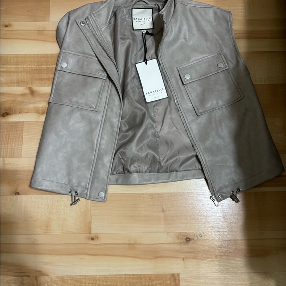 10 CLOTHING BUNDLE! - Picture 6 of 15